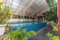 Luxury 2BHK Apartment in Candolim, Pool, Near Beach - Chambres d'hôtes Candolim