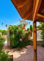 Mediterranean Resort with Garden, 500m from the Sea - Chambres d'hôtes Néa Kallikráteia