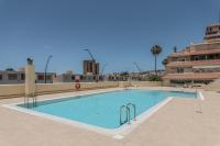 Playa Vistas Apartment 2 Bed Terrace Pool & AC - Chambres d'hôtes Los Cristianos