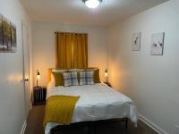 Downtown Yellow Room at Villages on Aurora - B&B Ironwood