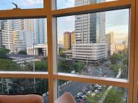 Bright Corner 1BR Suite with City Views at Twin Oaks Place - B&B Manila