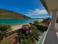Seafront Apartment with Large Terrace & Free Parking - Quiet Area - B&B Rogoznica