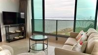 SUNRISE Gurney Seaview Luxury Duplex - B&B George Town