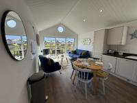 The Lake House, The Bay Filey, sleeps 4 in 2 double rooms with ensuites, 1 dog welcome - Bed and Breakfast Filey