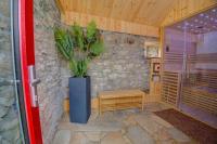 Rae's Cabin, Log Cabin with Hot Tub & Covered Deck, Carrigart - B&B Carrigart