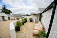 Traditional Cottage with Private Hot Tub in the Heart of Donegal - Chambres d'hôtes Letterkenny