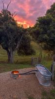 Farm Casita - The Vale Animal Sanctuary & Farmstay, Hot Tub & Natural Pool - Bed and Breakfast The Pocket