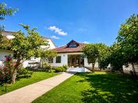 Bujtina Genci & Gonxhe - by Garden Guesthouse - B&B Gjakove