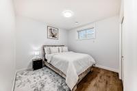 Modern 1BR Oasis in Calgary Near South Health Campus - Chambres d'hôtes Calgary