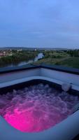 River View Penthouse & Jacuzzi - B&B Reghin