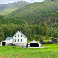 Sjarmerende gårdshus i Hardanger med elbil-lader - Chambres d'hôtes Eidfjord