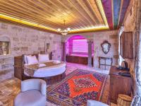 Zimmer mit Queensize-Bett und Whirlpool-Badewanne