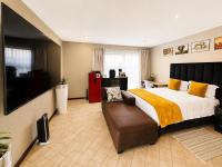 Villa Picasso - Poolview - Bed and Breakfast Johannesburg