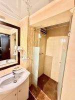 Tweepersoonskamer met 2 Aparte Bedden en Badkamer