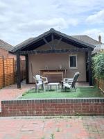 CosyHome in West Midlands Sleeps 9 Driveway Free Parking Garden PrimeLocation - B&B Coventry
