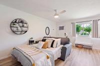 The YinYang - King Bed , Workspace , Full Kitchen - B&B Gainesville