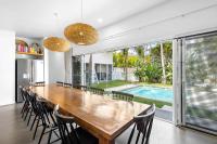 Barra Luxe Beach House 4BR Yaroomba Beach Stay - Chambres d'hôtes Eurombah