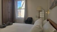 Chic Salisbury City Centre 2-Bedroom Serviced Accommodation-Apartment, Near Train station - Tirgo Collection - B&B Salisbury