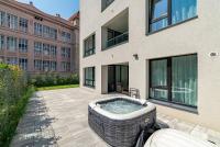 Fabulous Apartment with Terrace & Free Parking - Bed and Breakfast Bratislava