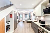 1 Bedroom 3 Beds Stylish Split Level Flat - B&B Crowthorne