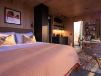 Stylish Mirrored Cabin with Sauna & Plunge Pool - Ferienwohnung Llangefni