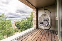 Tranquil 2-Bed Apartment, Balcony, Sleeps 6, 7 Minute Drive to King's Cross St Pancras - By City Peace - Chambres d'hôtes Londres
