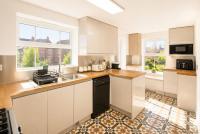 Games Room, Easily Sleeps up to 11, Gated Parking, WiFi - Bed and Breakfast Bedford
