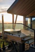 Royal Hill-Queen Chalet -Bran, Mountain View and Hot Tub - Chambres d'hôtes Sohodol