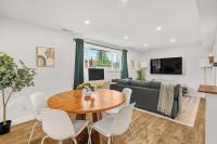 Urban Hideaway Walk to Shops 3BR 8px - Ferienwohnung Calgary