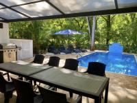 Golf Beach House w/ Pool (5 min. walk to beach!) - Chambres d'hôtes Tambor
