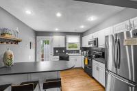 Beautiful Home w Deck 1 Mile to the ocean - Bed and Breakfast Narragansett