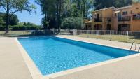 Appartement Suite Ananda, Spa Balnéo, Clim, piscine, vue lac, parking gratuit, cuisine tout équipée, wifi, refait à neuf tout confort, idéal pour une escapade détente - Chambres d'hôtes Arles
