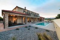 NEW Villa Bombovi dvori with Pool, Gym & Sauna - Chambres d'hôtes Privlaka