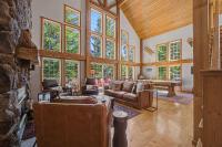 Lazy Bear Lodge · Spacious 6BR Lodge with Chef's Kitchen, Hot Tub, Golf Views and more - B&B Mount Hood Village
