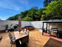 OceanWood Villa ファミリーやグループに最適 吉佐美大浜徒歩12分 広々220平米貸切ヴィラ 温水ジャグジー付 ペット可 - B&B Shimoda