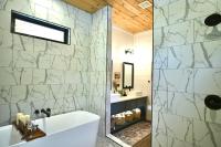 Summit Sky Treetop Views Hot Tub Pavilion Sleeps 6 - Bed and Breakfast Broken Bow
