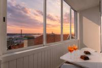Airy Lapa 2 BR River and Bridge Views AC - B&B Lisbona