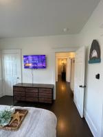 Spacious Family Oasis - Parking & Fenced Yard - Bed and Breakfast Long Beach