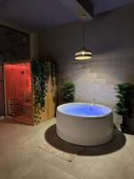 BREATH47SPA - Private Spa Suite White Jacuzzi & Sauna in Marbella - B&B Marbella