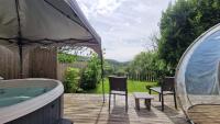 The Nook - Farm Park Stay with Hot Tub & Dome - Chambres d'hôtes Swansea