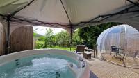 The Nook - Farm Park Stay with Hot Tub & Dome - Chambres d'hôtes Swansea