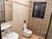 Modern Studio Retreat for Couples & Solo Travelers - B&B Lahore