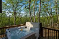 Cozy Cabin w Hot Tub Fire Pit & Loft Getaway - Bed and Breakfast Berkeley Springs
