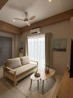J-Stays 2BR Beach Condo at Seafront Residences - Chambres d'hôtes San Juan