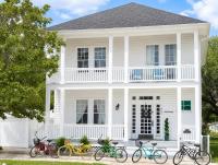 White Magnolia Galveston - Indoor Hot Tub, Bikes, Walk to Beach - B&B Galveston