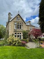 Substantial Victorian home with walled gardens - B&B Hexham