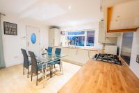 3BR Holiday-Home Bungalow with Free Parking, Large Garden & Fast WiFi - Ferienwohnung Wilton