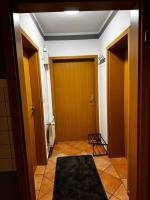 Best Preis Stadtoase HBF Salzwedel Apartment am Bahnhof fuer max 3 Personen mit Boxspringbetten Schlafcouch Kueche und 2x TV - Ferienwohnung Salzwedel