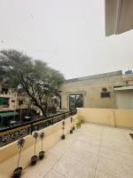 Luxury 3-Bedroom with Jacuzzi, Kitchen & TV Lounge 1 Kanal - B&B Lahore