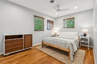 Waterfront Pool Dock & Sleeps 12 - B&B Pasadena